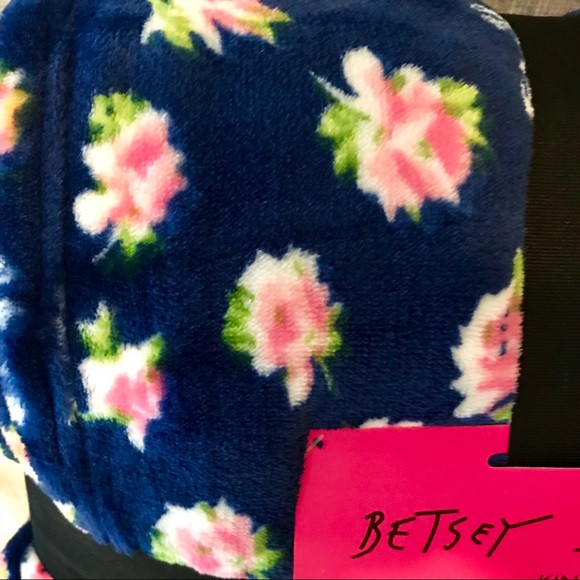 Betsey Johnson Navy Skull Pink Flower King Blanket - Picture 2 of 8